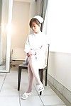 Asya cici kız Miina minamoto giyer bir Sıcak hemşireler üniforma ile seksi çorap ve Oynar ile kendini