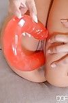 Довольно Азии модель Кристина Акира Ли мастурбирует с огромный Секс игрушки