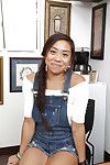 Bonito Ásia primeira timer Lucy Li mostrando fora tonificada Tanga folheados Cuzinho as bochechas de