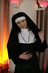 kinky Asya Rika Sakurai koyar Üzerinde bir rahibeler uniform, sonra darbeler ve alır bir Hardcore vurma