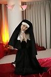 kinky Asya Rika Sakurai koyar Üzerinde bir rahibeler uniform, sonra darbeler ve alır bir Hardcore vurma