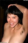 lächelnd Asiatische Babe Amanda bekommt im freien und zeigt Haarige Teile der Körper