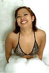 Amateur Milf gia ausziehen Bikini in Badewanne zu Masturbieren Ihr Asiatische pussy