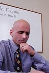 मुंडा अध्यक्षता अनुभवी शिक्षक Fucks तमाशबीन छात्र सुनहरे बालों वाली कैट चुम्बन