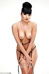sexy Asiatische Küken shazia sahari Strippen aus winzige Bikini und zeigen aus Nackt pussy