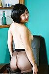 amateur Koreaanse model junko poseren Topless in zwart panty