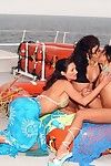kinky लेस्बियन Kaylani लेई के साथ गर्लफ्रेंड कर रहे हैं में के खुला सागर होने के अश्लील चाटना