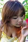 japonés Adolescente chick yua Aida es buscando muy Caliente en su amarillo Vestido y tottaly Desnudo en su grandes Cama