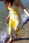 japonês teen pinto yua Aida é procura extremamente quente no ela amarelo Vestido e totalizando Nude no ela grande Cama