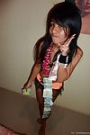 petite Thai Bar Mädchen zeigen aus Ihr Rasiert pussy für Geld