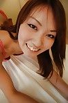 Speels Aziatische tiener Kazuha kimura uitkleden en spelen haar Harige Kut