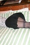 亚洲 性感的 亲爱的 小妞 洋子 偶像 是 滚动的 上 的 床 在 小小的 裙子 和 闪烁 她的 美味的 屁股