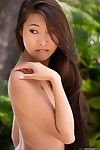 Perfect de vorm Aziatische Babe Sharon Lee houdingen in Thong en Plaagt met haar sexy tieten