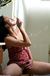 amateur Aziatische Vrouw peggy Klappen zeep bubbels op haar kut