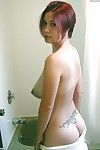 एमेच्योर एशियाई मॉडल वेन उजागर स्तन और टैटू में स्नानघर
