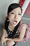 Asiatique adolescent Mana Kikuchi donne tête et obtient la bouche Plein de crémeux Sperme