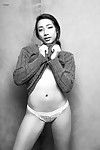 Ásia Querida Babe Meiko askara é Tomando fora ela camisola e sexily posando Nude e mostrando Emocionante corpo