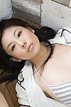 sexy donker haren Takami Hou geniet in resultaat uit haar lichaam in lingerie in Thuis