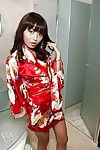 Asiatische Babe Marica Hase zeigt Ihr winzige Titten Während masturbieren