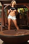 Grande travasato Asiatico stunner Mia Lelani pose Totalmente nudo e espone Il suo stretto fessura