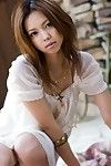 뜨거운 고 섹시 갈색 머리 병아리 서 일본 Yura 아이카와 가 sexily 포즈 야외에서 아 이 리