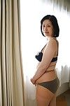 Asiático milf Toyomi Furui muestra nosotros su Lindo amplia abierto vagina!
