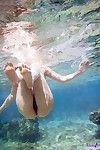 cam é gravação o Lindo nu corpo de sexy Nao yoshizaki sob água