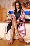 Perfect Aziatische Schoonheid davon Kim krijgt naakt en bloot haar Prachtig benen en Voeten op een Bed