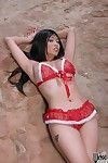 Aziatische Babe Lily Thaise is spelen met rood Bikini het blootleggen van naakt outdoor