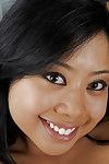 الأسود الشعر الآسيوية كيا يحب إلى تظهر قبالة لها كبير مثير أثداء