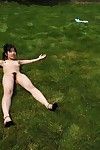 chaud Asiatique adolescent Babe youzn Idoles est l'exécution de sur l' l'herbe glade Tous Nu et montrant Son Poilu chatte