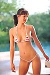 Tiener Bikini meisje Laela Ftv laat haar sexy borsten en split :Door: De meer