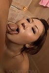 Lindo Asiático Ai Yuumi pone en de mala calidad medias y da su hombre algunos oral Sexo