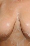 Naturellement gros seins Brunette Allison evers obtient s'empale sur gros ramrod dans l' les bains