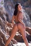 chaud latina Adriana Sage prend off Son bikini et montre off Son Fine Mince Corps dans l' Soleil