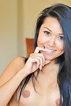 Pequeno Peitinho Oriental cutie Corinne Ftv com liso molhado Crack recebe Nude com sorriso no ela Muito rosto