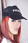 kızıl saçlı solo Kız Aylin Elmas gergi içinde polis üniforma ve çorap