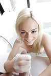 le sol est détrempé blonde adolescent Elsa Jean Donner gonzo sur le thème de branlette et footjob dans Salle de bain