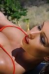 Brilhante Morena Jessica Jaymes vestido no vermelho mostra ela Sexual bits no natureza