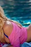 minuscule branlette espagnole Fée Lena Nicole dans brun bikini et rose chemisier montre Son :sexuelle: bits :Par: l' piscine