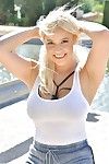 Elegante Adolescente en Pegajosa Bikini toma su Ropa off al aire libre a ampliar ano & aparato Coño en público