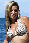 latina Babe Patty gotas su Bikini Bra y parpadea Tetas en el playa