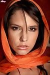 晒黑的 黑发 贝贝 莫妮卡 vesela 剥开 她的 橙色 衣服 表示 关闭 她的 宝藏