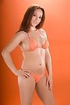 Belle bond in oranje bikini is trots van haar goed de vorm tieten en glad kut