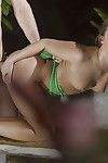 Europeu pornstar Amirah Adara exibindo pequeno mamas durante ao ar livre Caralho