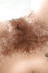 Ältere Breite Mit furry Beine verlieren haarige Vagina aus Badeanzug in Badewanne