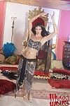 Brünette Mädchen nakita Kash schütteln die Nackt Titten Wenn Durchführung bellydance
