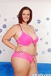 Gordura branco menina Amanda Foxxx perder Grande mamas a partir de Sutiã no caminho para posando Nude
