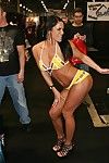 Juggy baştan çıkarıcı kadın Savannah Stern peeling kapalı onu sarı bikini ve alır pompalı ile Yağ dick