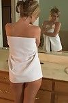 nudo Sophie Dee Con Succosa naturale Tette e rasata twat pose in Anteriore di il specchio